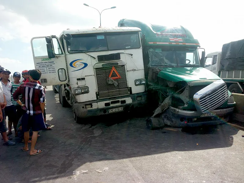 2 container va chạm trên cầu Phú Mỹ, hàng trăm phương tiện ùn ứ ảnh 2 Cả hai phương tiện chắn hết làn đường trên cầu Phú Mỹ